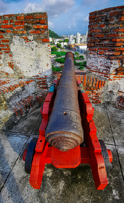 Cañón en el Castillo de San Felipe de Barajas en Cartagena, fortaleza histórica y atractivo turístico de Colombia