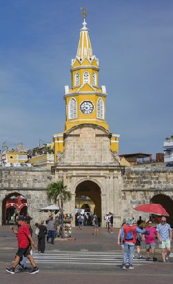 Entrada del centro histórico de Cartagena con arquitectura colonial y visitantes en una de las zonas más emblemáticas de Colombia