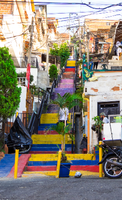 Escaleras coloridas y arte urbano en la Comuna 13 de Medellín, atractivo turístico famoso por sus murales y transformación social