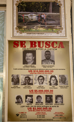 Exhibición con cartel de búsqueda en un museo relacionado con Pablo Escobar en Medellín, sitio turístico histórico