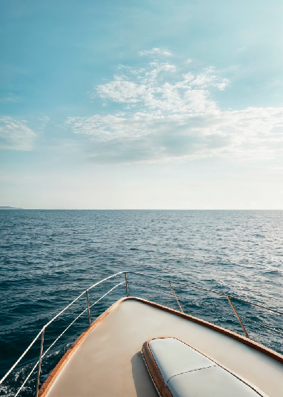 Vista desde la proa de un barco durante un paseo por el mar en Colombia, ideal para turismo y excursiones acuáticas