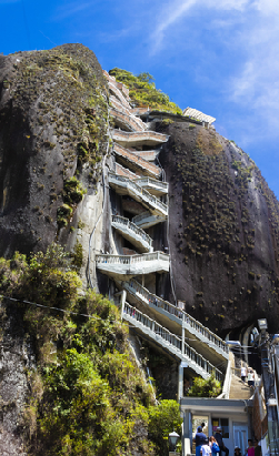 Escaleras talladas en la Piedra del Peñol en Guatapé, atracción turística famosa para subir y disfrutar vistas panorámicas