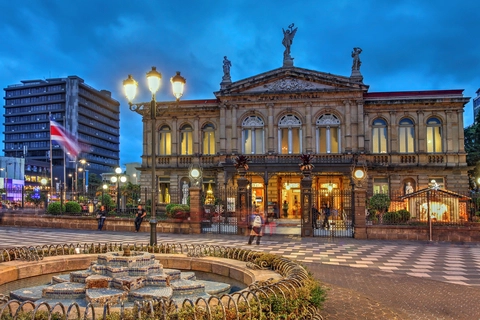 Teatro Nacional de San José, Costa Rica, iluminado frente a la Plaza de la Cultura