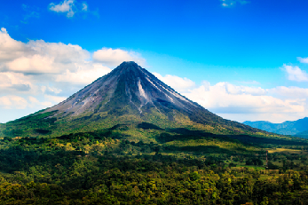 Volcán Arenal en Costa Rica rodeado de naturaleza y paisaje montañoso