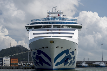 Crucero turístico navegando