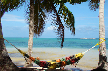 Hamaca frente al mar en Punta Cana sobre una playa tropical del Caribe