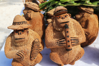 Recuerdos locales hechos de coco en Punta Cana con artesanía típica dominicana