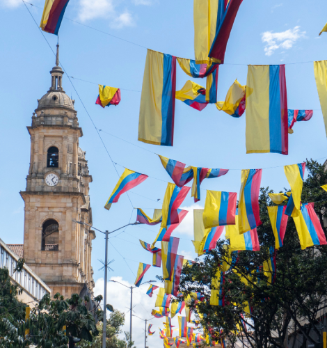 Banderas de Colombia decorando una calle histórica en Bogotá