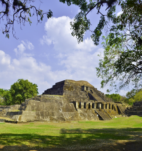 Ruinas arqueológicas rodeadas de naturaleza en El Salvador