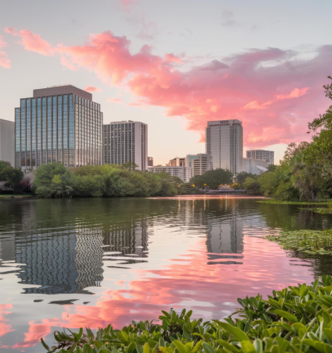 Vista del skyline de Orlando Florida reflejado en un lago al atardecer