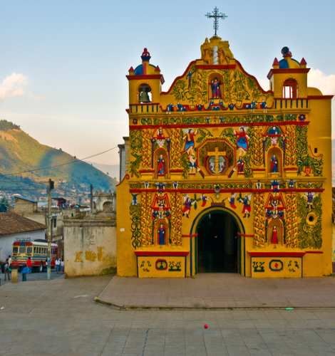 Iglesia colonial colorida en una ciudad histórica de Guatemala