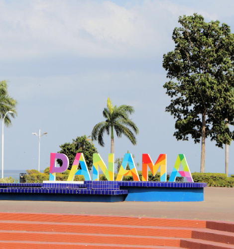Letrero colorido de Panamá junto a la Cinta Costera