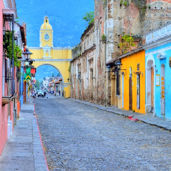 Calle del centro histórico de Antigua Guatemala con el Arco de Santa Catalina