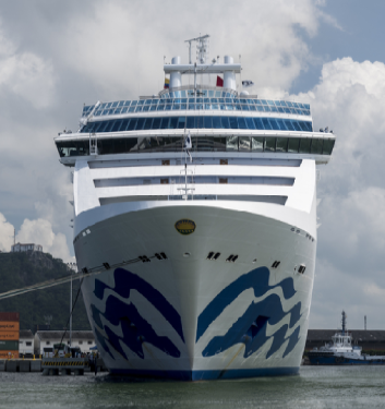 Crucero atracado en puerto como opción para unas vacaciones y viaje por mar