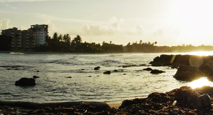 Playa de Juan Dolio en República Dominicana durante el atardecer