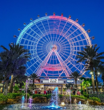 The Wheel en ICON Park iluminada durante la noche en Orlando, Florida