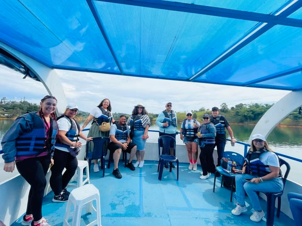 Grupo de viajeros durante excursión en barco