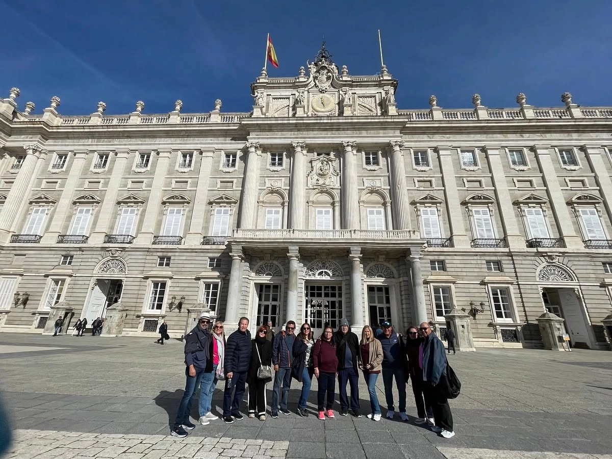 Grupo frente al Palacio Real de Madrid