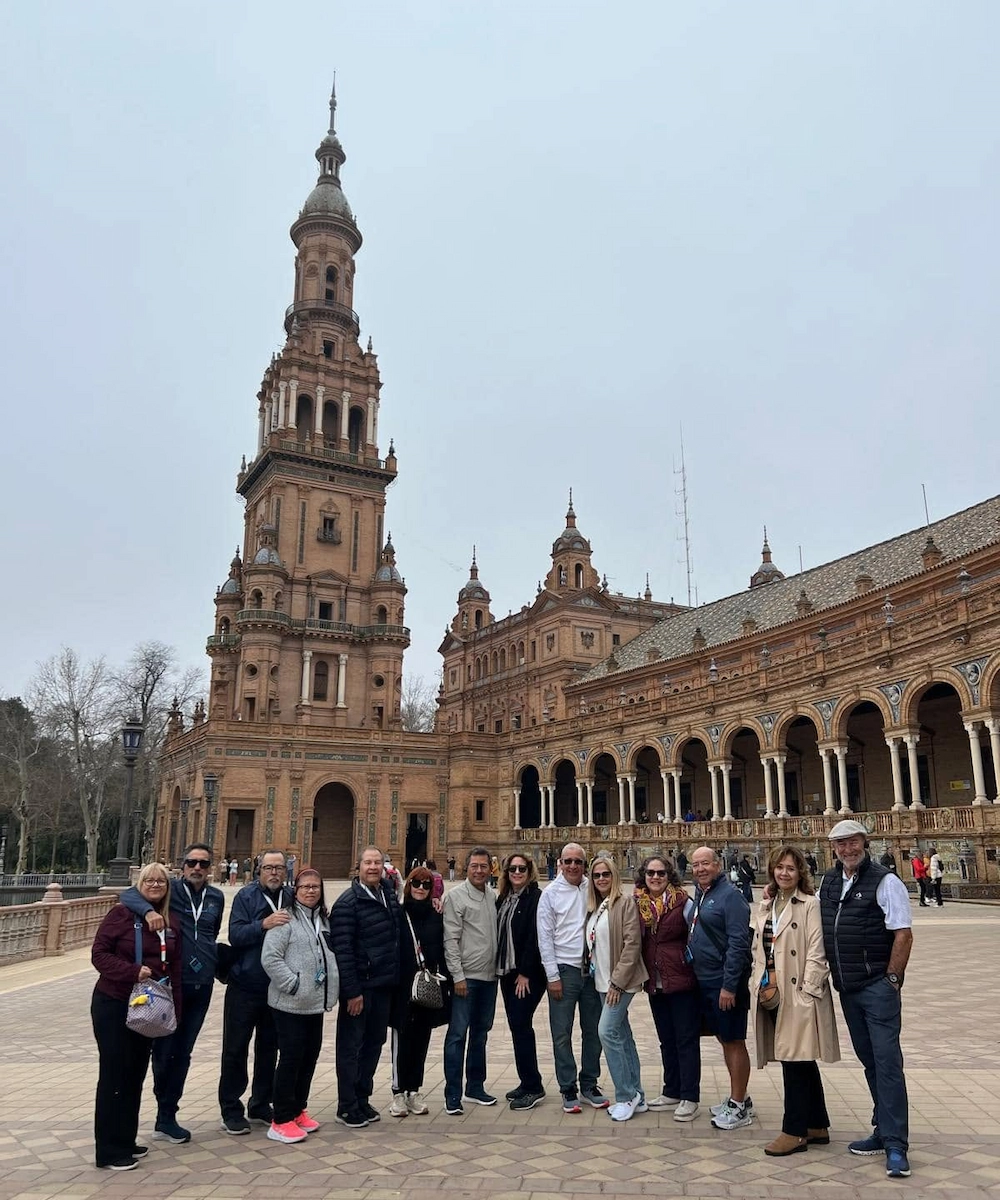 Grupo de viajeros en Plaza de España, Sevilla