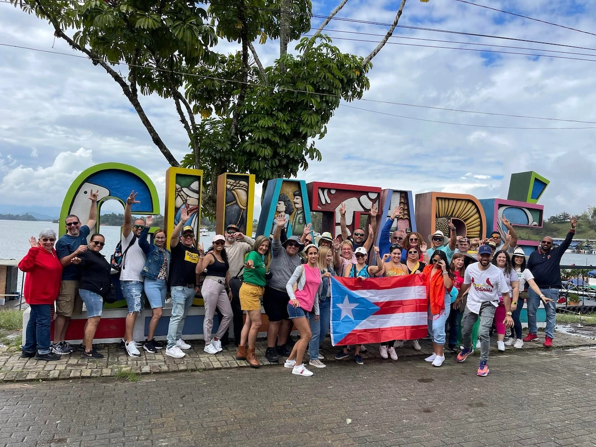 Grupo de viajeros en Guatapé, Colombia