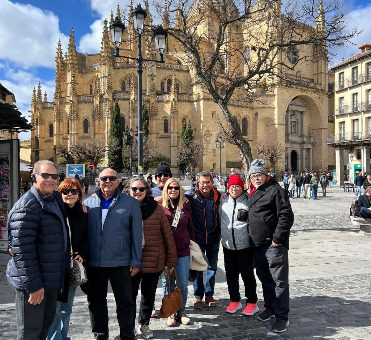 Grupo de viajeros en Segovia, España