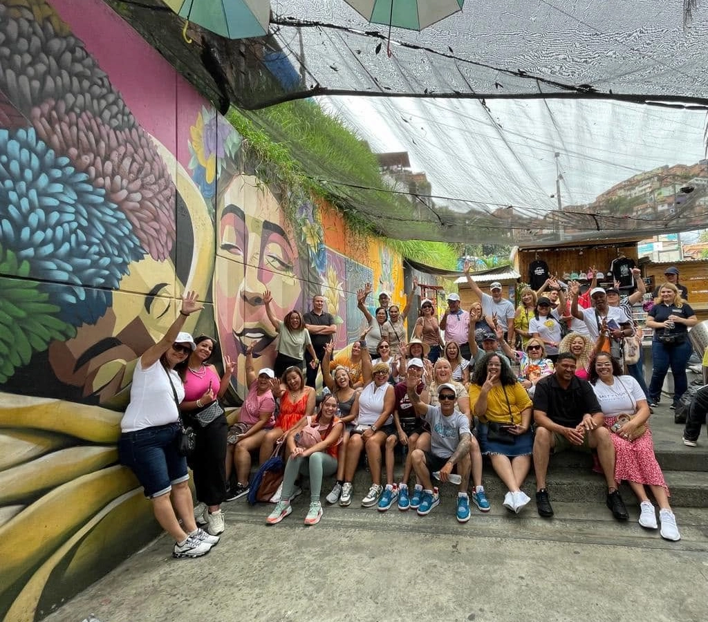 Grupo de viajeros en tour cultural por Medellín