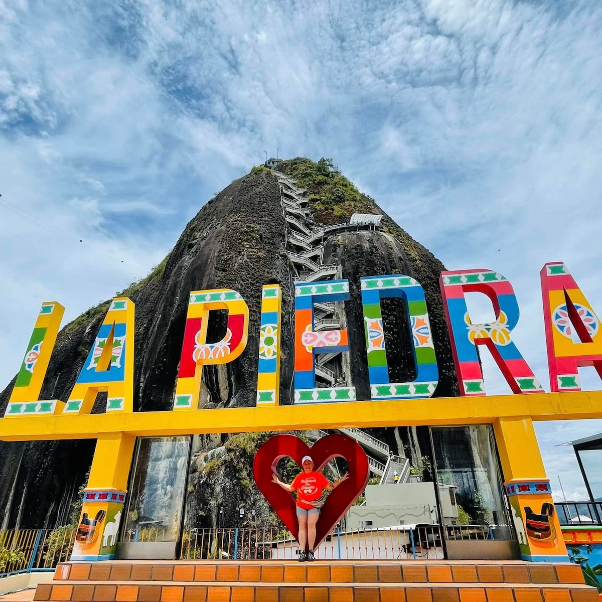 Viajera en Piedra del Peñol, Guatapé