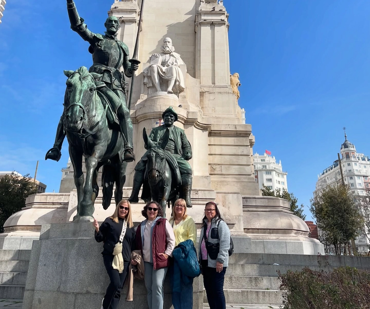 Viajeras en monumento de Don Quijote en Madrid