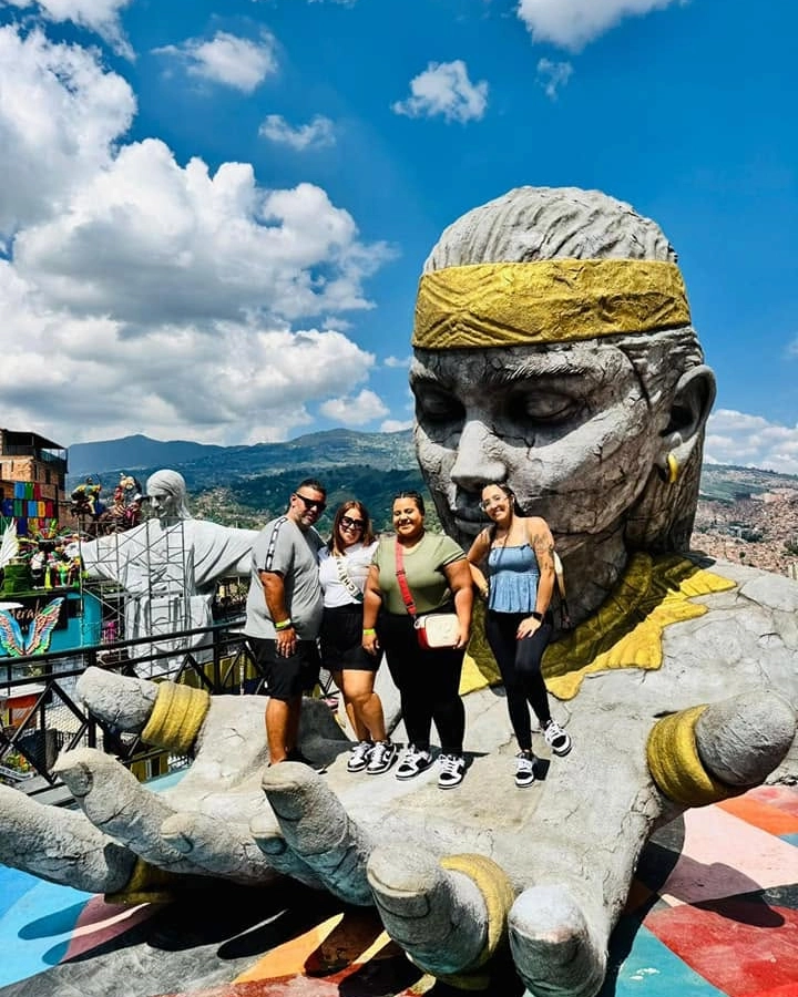 Viajeros recorriendo Comuna 13 en Medellín