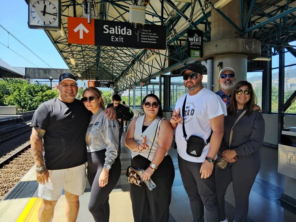 Viajeros en estación del metro de Medellín