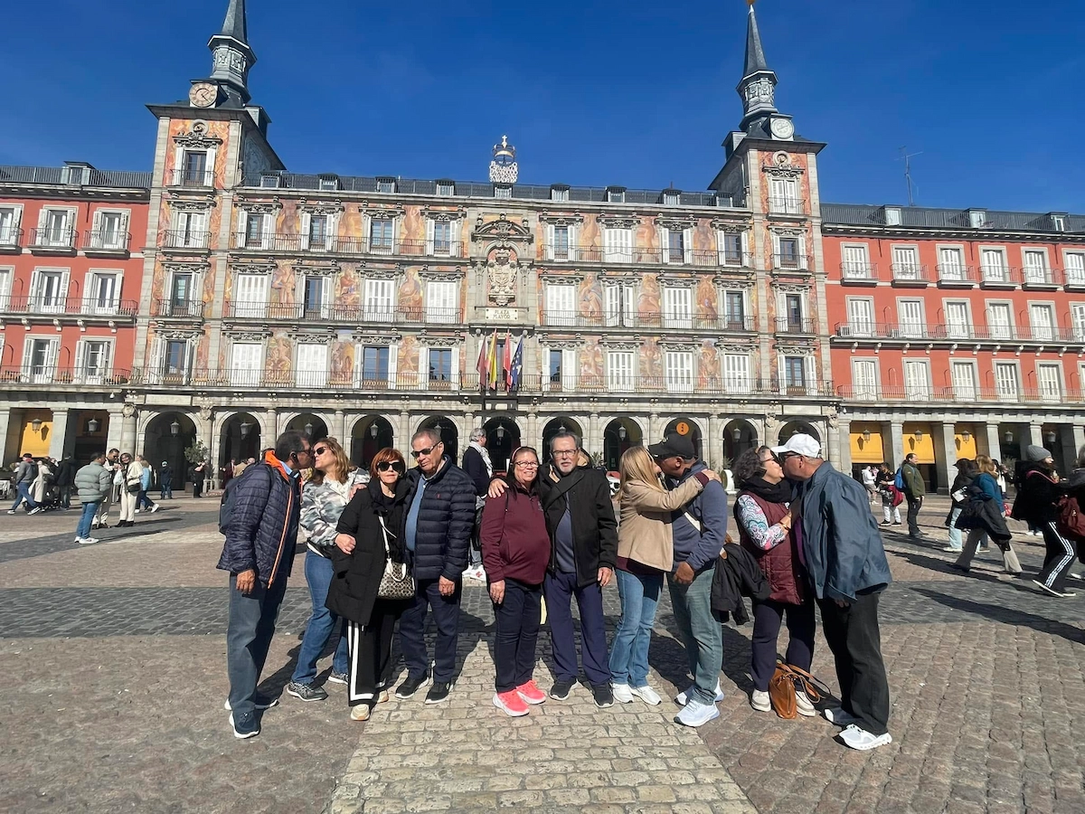 Viajeros en Plaza Mayor de Madrid